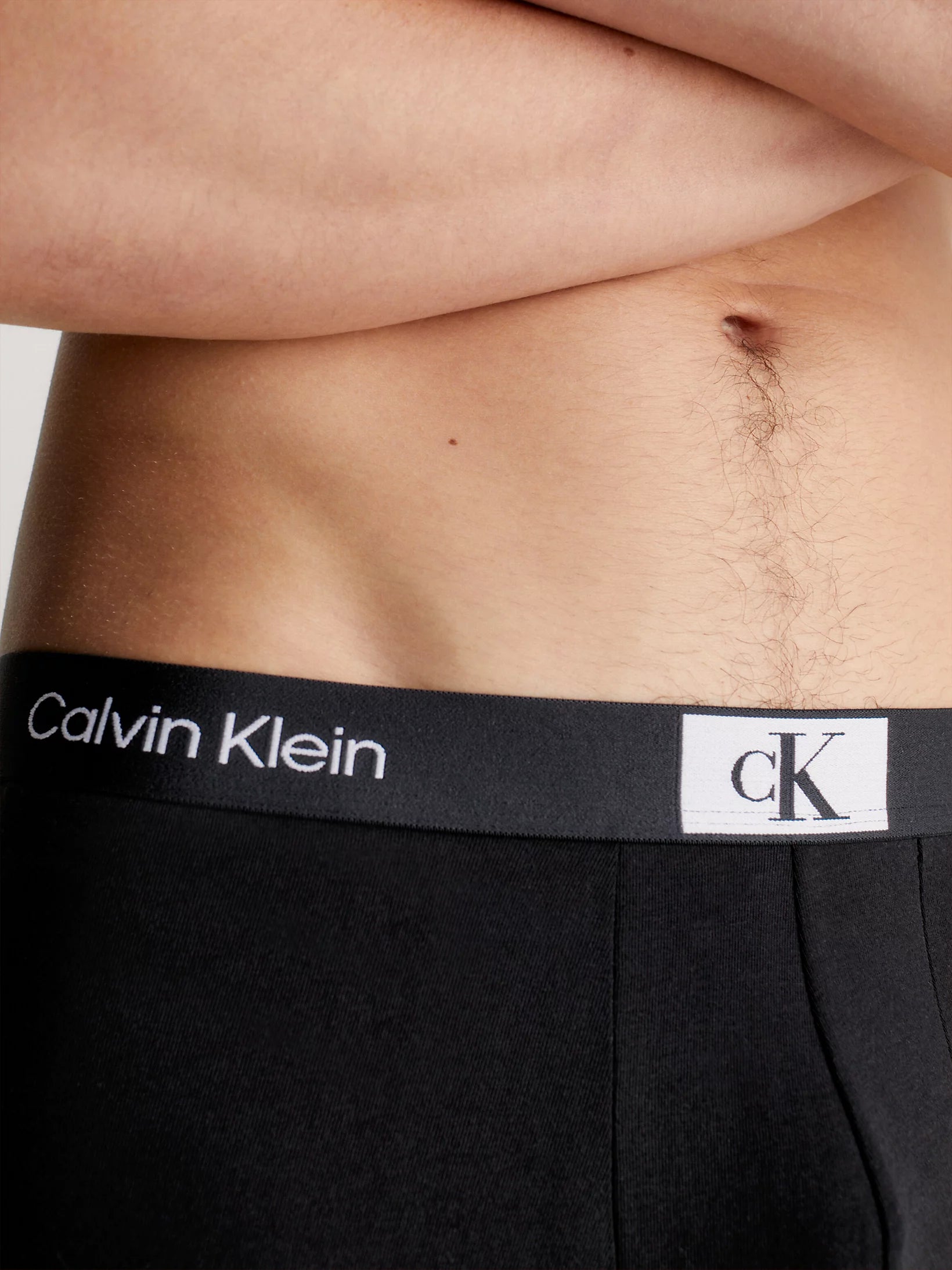 CalvinKlein-[000NB3528E]-BLK-GREYHTHR-WARPEDLOGOPRT_BLK-4.webp