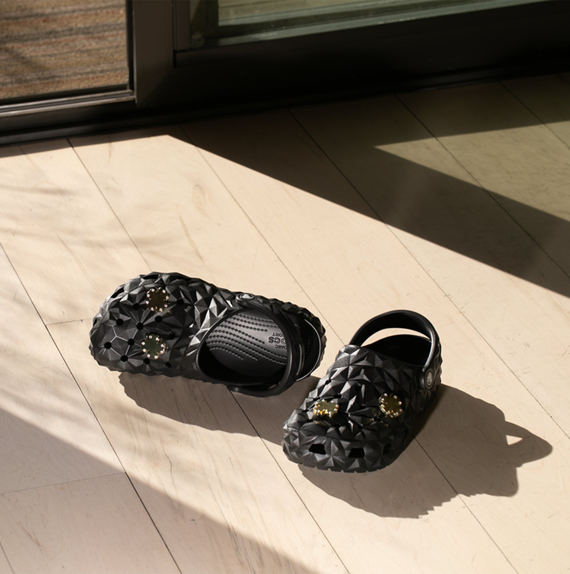 Crocs-[209572-001]-Black-7.jpg