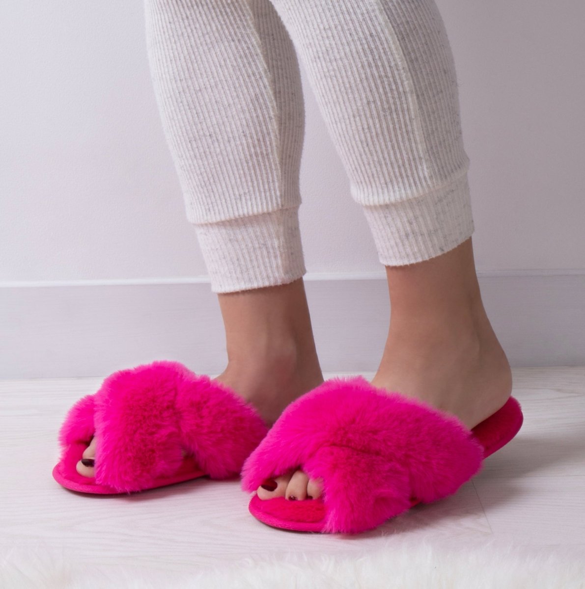 Totes Toasties PLUSH FAUX FUR CROSS OVER Sliders Womens Bright Pink - Shuperb